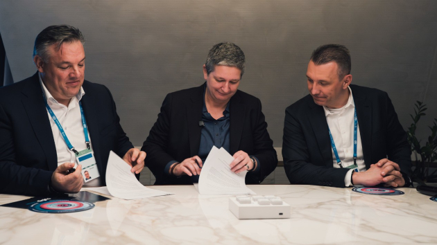 BSI und Schwarz Digits vereinbaren Partnerschaft für souveräne Cloud-Lösungen - v.l.: Rolf Schumann (Co-CEO Schwarz Digits), BSI-Präsidentin Claudia Plattner und Christian Müller (Co-CEO Schwarz Digits) - Quelle: Schwarz Digits